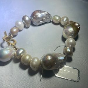 Beautiful pearl bracelet with baroque pearls